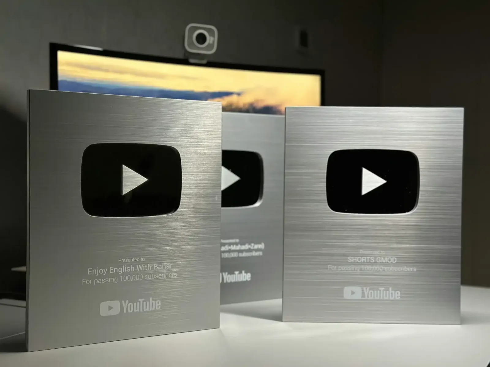 Plaques YouTube Silver Play Button symbolisant le succès de vidéos à fort nombre de vues
